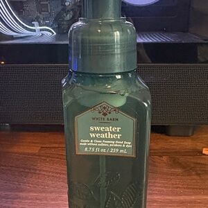 White Barn Sweater Weather Foaming Hand Soap - Green